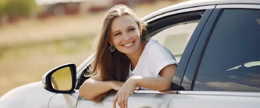 Mujer cotizando seguro contra terceros de auto
