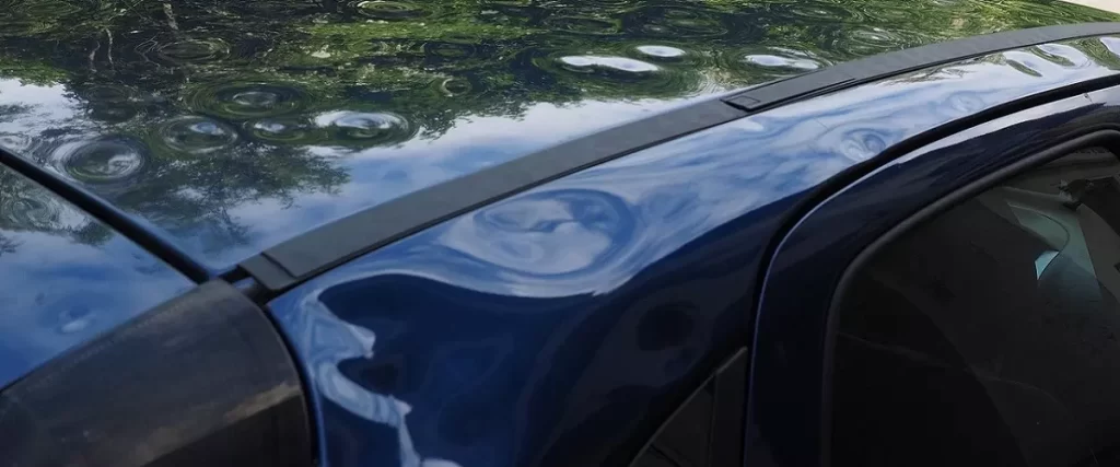 Auto azul con daños por granizo