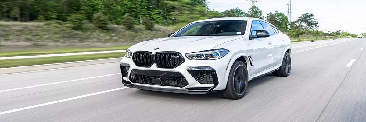 Auto blanco en ruta.