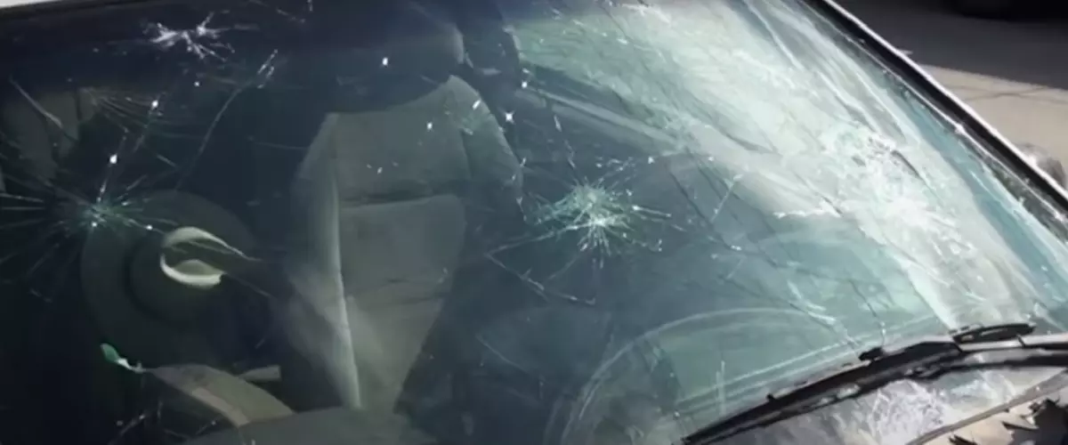 Parabrisas de auto roto.